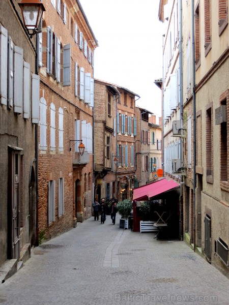 Albi ir senā bīskapa pilsēta, kas atrodas Tulūzā (Francija). Gandrīz visas tās ēkas ir celtas no sarkana ķieģeļa. Slavenākā no tām ir Sainte-Cécile ka Albi ir senā bīskapa pilsēta, kas atrodas Tulūzā (Francija). Gandrīz visas tās ēkas ir celtas no sarkana ķieģeļa. Slavenākā no tām ir Sainte-Cécile ka 91983
