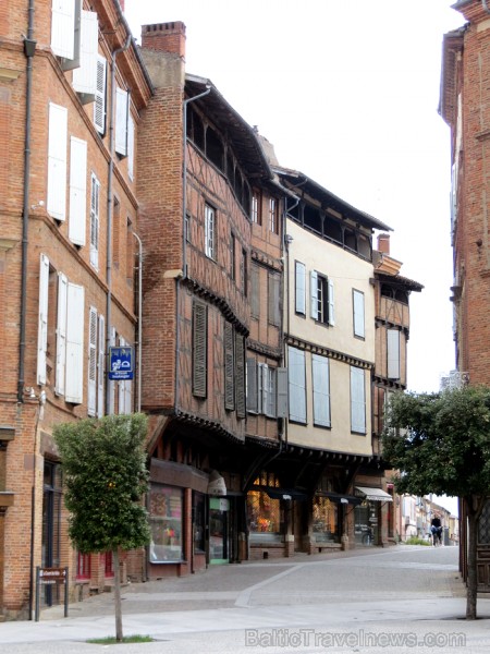 Albi ir senā bīskapa pilsēta, kas atrodas Tulūzā (Francija). Gandrīz visas tās ēkas ir celtas no sarkana ķieģeļa. Slavenākā no tām ir Sainte-Cécile ka 92006