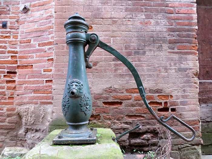 Albi ir senā bīskapa pilsēta, kas atrodas Tulūzā (Francija). Gandrīz visas tās ēkas ir celtas no sarkana ķieģeļa. Slavenākā no tām ir Sainte-Cécile ka Albi ir senā bīskapa pilsēta, kas atrodas Tulūzā (Francija). Gandrīz visas tās ēkas ir celtas no sarkana ķieģeļa. Slavenākā no tām ir Sainte-Cécile ka 92009