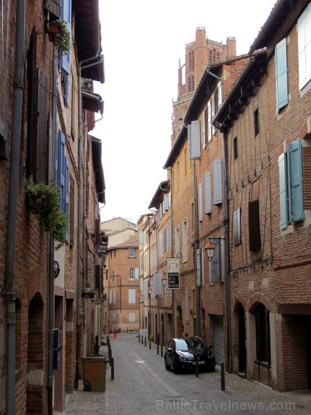 Albi ir senā bīskapa pilsēta, kas atrodas Tulūzā (Francija). Gandrīz visas tās ēkas ir celtas no sarkana ķieģeļa. Slavenākā no tām ir Sainte-Cécile ka Albi ir senā bīskapa pilsēta, kas atrodas Tulūzā (Francija). Gandrīz visas tās ēkas ir celtas no sarkana ķieģeļa. Slavenākā no tām ir Sainte-Cécile ka 92014