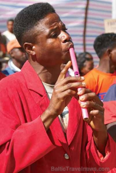 Madagaskaru apmēram 5.000 kilometru garumā apskalo Indijas okeāns. Tā ir viena no vecākajām salām pasaulē un noteikti pārsteigs katru tās apmeklētāju Madagaskaru apmēram 5.000 kilometru garumā apskalo Indijas okeāns. Tā ir viena no vecākajām salām pasaulē un noteikti pārsteigs katru tās apmeklētāju 92205