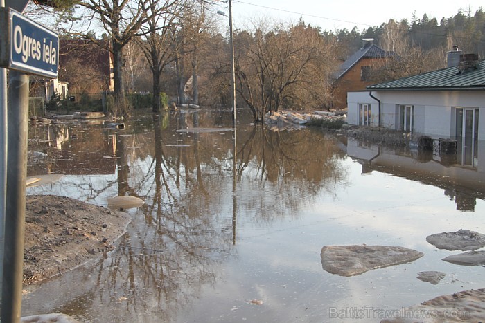 Ogres upes plūdi piesaista daudzus ziņkārīgos un Ogres viesus - wwwLatvijasCentrs.lv 92237