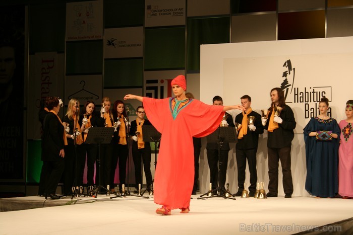 Šūšanas un rokdarbu skolas Burda Rīga absolventes demostrē savus radītos tērpus izstādē Mode un tekstils 2013 Ķīpsalā.