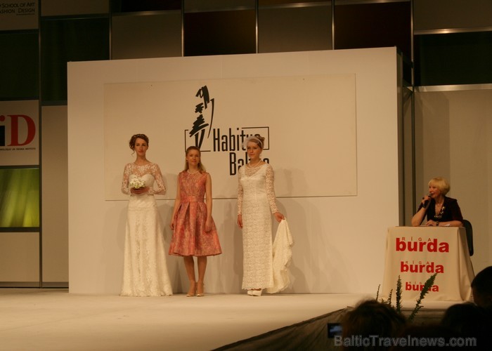 Šūšanas un rokdarbu skolas Burda Rīga absolventes demostrē savus radītos tērpus izstādē Mode un tekstils 2013 Ķīpsalā.