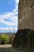Cordes-sur-Ciel tulkojumā nozīme Diegi debesīs. 1222.g. šo labi nocietināto pilsētu uzcēla Tulūzas grāfs Raimonds VII. 14.gs. pilsētu apdzīvoja šuvēji 51