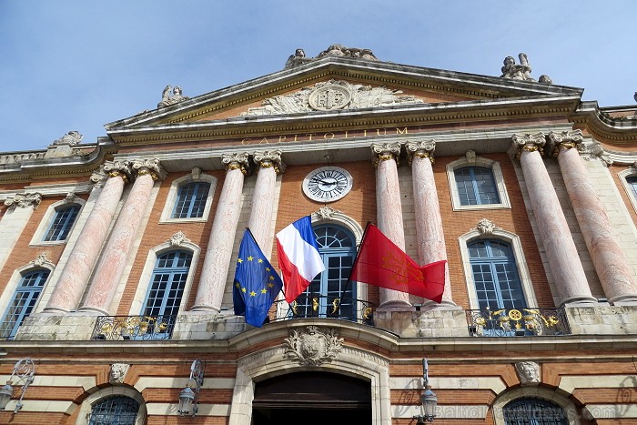 Tulūza ir 4. lielākā Francijas pilsēta, kas ir slavena ar brīnišķīgu renesanses vecpilsētu. Tās ēkas ir celtas no sarkaniem ķieģeļiem. Francūži saka, Tulūza ir 4. lielākā Francijas pilsēta, kas ir slavena ar brīnišķīgu renesanses vecpilsētu. Tās ēkas ir celtas no sarkaniem ķieģeļiem. Francūži saka, 92640