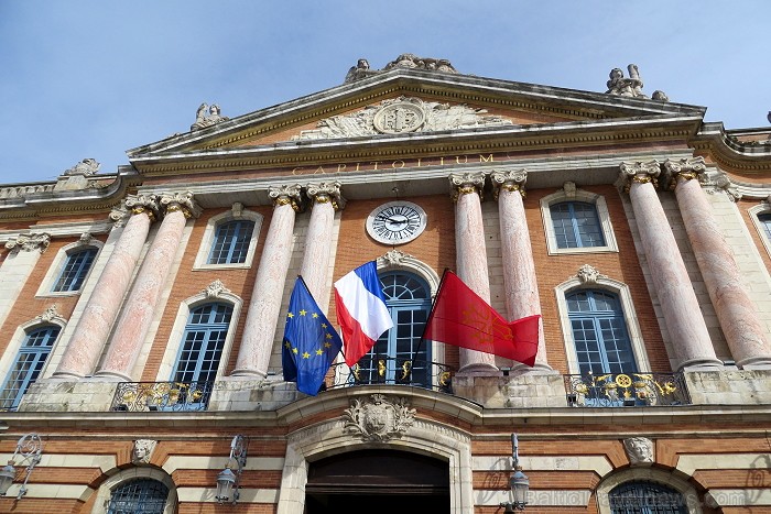 Tulūza ir 4. lielākā Francijas pilsēta, kas ir slavena ar brīnišķīgu renesanses vecpilsētu. Tās ēkas ir celtas no sarkaniem ķieģeļiem. Francūži saka,  92640