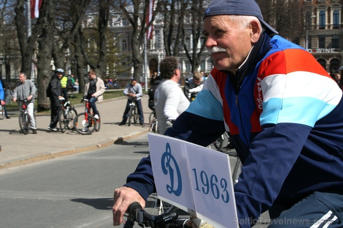 Rīgas velo nedēļas 2013 ietvaros velosipēdisti pie Brīvības pieminekļa pulcējās uz Rīga velo parādi - iepazīsti Pārdaugavu. 93142