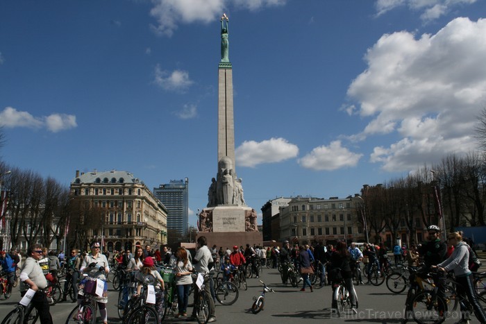 Rīgas velo nedēļas 2013 ietvaros velosipēdisti pie Brīvības pieminekļa pulcējās uz Rīga velo parādi - iepazīsti Pārdaugavu. 93144