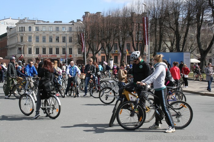Rīgas velo nedēļas 2013 ietvaros velosipēdisti pie Brīvības pieminekļa pulcējās uz Rīga velo parādi - iepazīsti Pārdaugavu. 93145