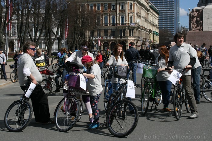 Rīgas velo nedēļas 2013 ietvaros velosipēdisti pie Brīvības pieminekļa pulcējās uz Rīga velo parādi - iepazīsti Pārdaugavu. 93146