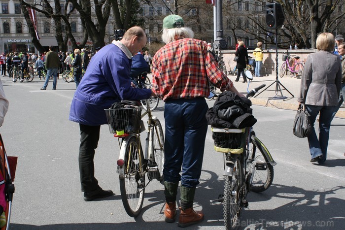 Rīgas velo nedēļas 2013 ietvaros velosipēdisti pie Brīvības pieminekļa pulcējās uz Rīga velo parādi - iepazīsti Pārdaugavu. 93147