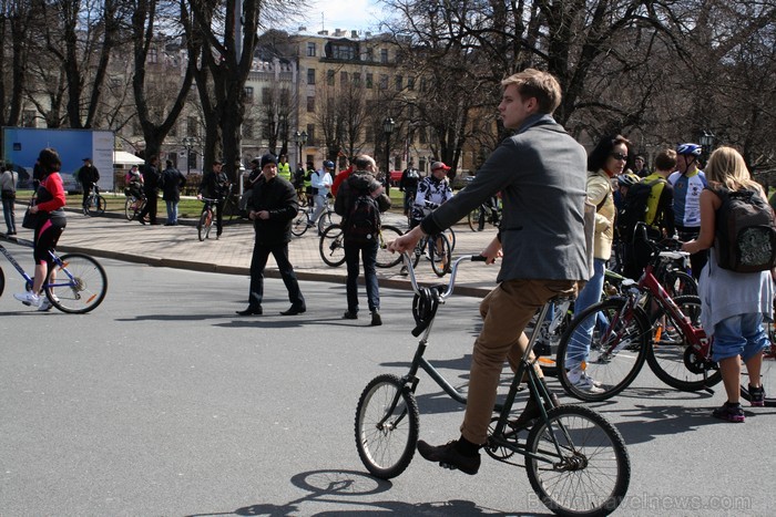 Rīgas velo nedēļas 2013 ietvaros velosipēdisti pie Brīvības pieminekļa pulcējās uz Rīga velo parādi - iepazīsti Pārdaugavu. 93148