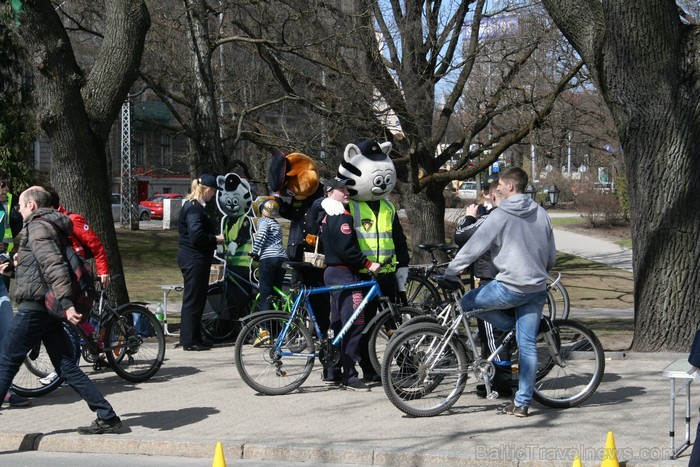 Rīgas velo nedēļas 2013 ietvaros velosipēdisti pie Brīvības pieminekļa pulcējās uz Rīga velo parādi - iepazīsti Pārdaugavu. 93151