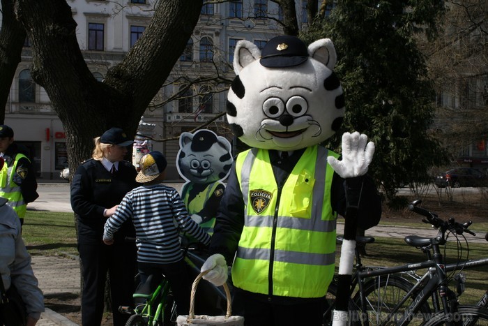 Rīgas velo nedēļas 2013 ietvaros velosipēdisti pie Brīvības pieminekļa pulcējās uz Rīga velo parādi - iepazīsti Pārdaugavu. 93152