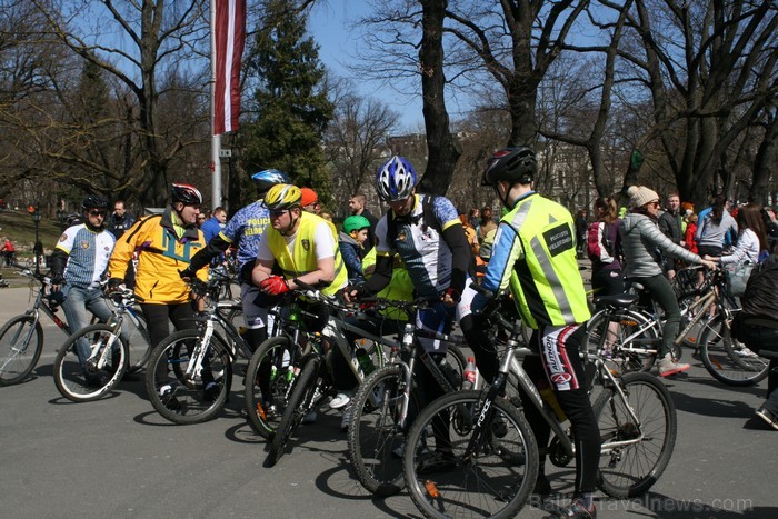 Rīgas velo nedēļas 2013 ietvaros velosipēdisti pie Brīvības pieminekļa pulcējās uz Rīga velo parādi - iepazīsti Pārdaugavu. 93153