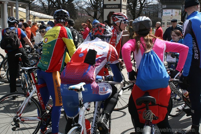 Rīgas velo nedēļas 2013 ietvaros velosipēdisti pie Brīvības pieminekļa pulcējās uz Rīga velo parādi - iepazīsti Pārdaugavu. 93154