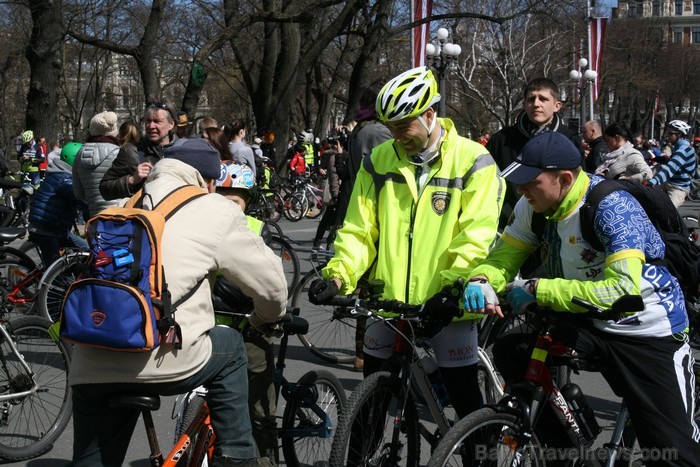 Rīgas velo nedēļas 2013 ietvaros velosipēdisti pie Brīvības pieminekļa pulcējās uz Rīga velo parādi - iepazīsti Pārdaugavu. 93155
