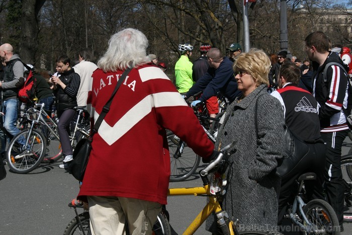 Rīgas velo nedēļas 2013 ietvaros velosipēdisti pie Brīvības pieminekļa pulcējās uz Rīga velo parādi - iepazīsti Pārdaugavu. 93157