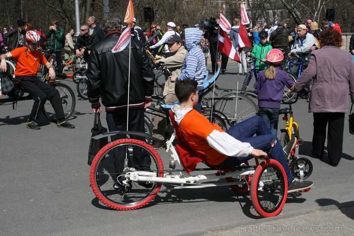 Rīgas velo nedēļas 2013 ietvaros velosipēdisti pie Brīvības pieminekļa pulcējās uz Rīga velo parādi - iepazīsti Pārdaugavu. 93159