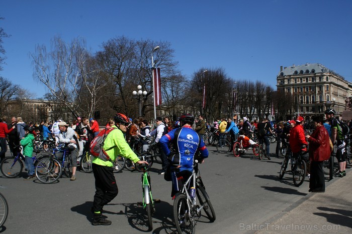 Rīgas velo nedēļas 2013 ietvaros velosipēdisti pie Brīvības pieminekļa pulcējās uz Rīga velo parādi - iepazīsti Pārdaugavu. 93160