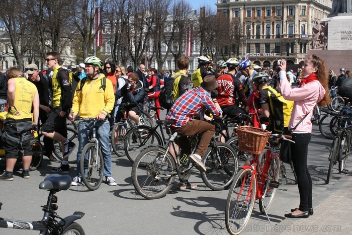 Rīgas velo nedēļas 2013 ietvaros velosipēdisti pie Brīvības pieminekļa pulcējās uz Rīga velo parādi - iepazīsti Pārdaugavu. 93162