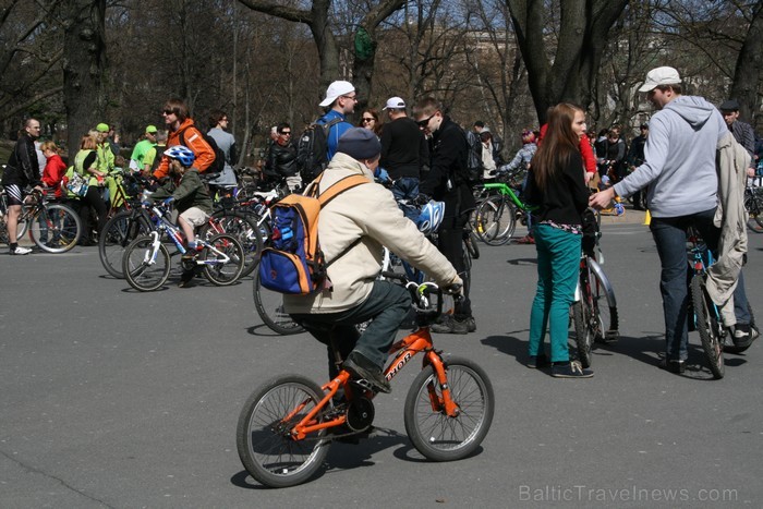 Rīgas velo nedēļas 2013 ietvaros velosipēdisti pie Brīvības pieminekļa pulcējās uz Rīga velo parādi - iepazīsti Pārdaugavu. 93163