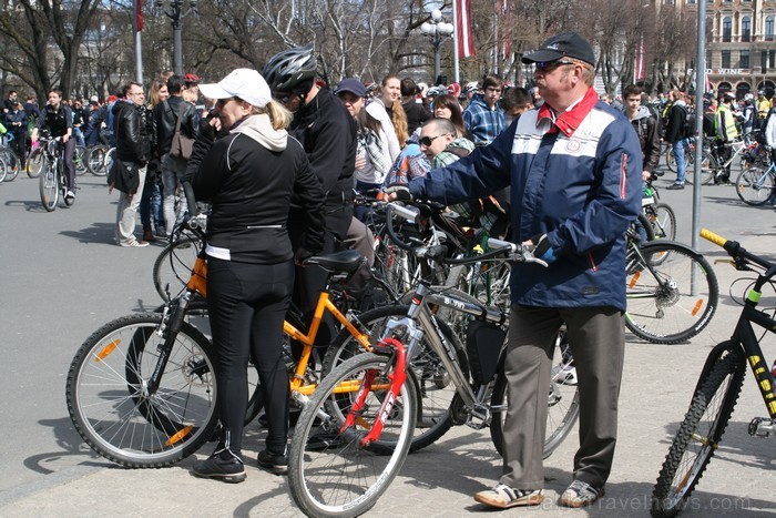 Rīgas velo nedēļas 2013 ietvaros velosipēdisti pie Brīvības pieminekļa pulcējās uz Rīga velo parādi - iepazīsti Pārdaugavu. 93164