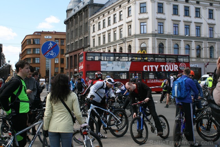Rīgas velo nedēļas 2013 ietvaros velosipēdisti pie Brīvības pieminekļa pulcējās uz Rīga velo parādi - iepazīsti Pārdaugavu. 93165