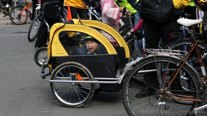 Rīgas velo nedēļas 2013 ietvaros velosipēdisti pie Brīvības pieminekļa pulcējās uz Rīga velo parādi - iepazīsti Pārdaugavu. 93166