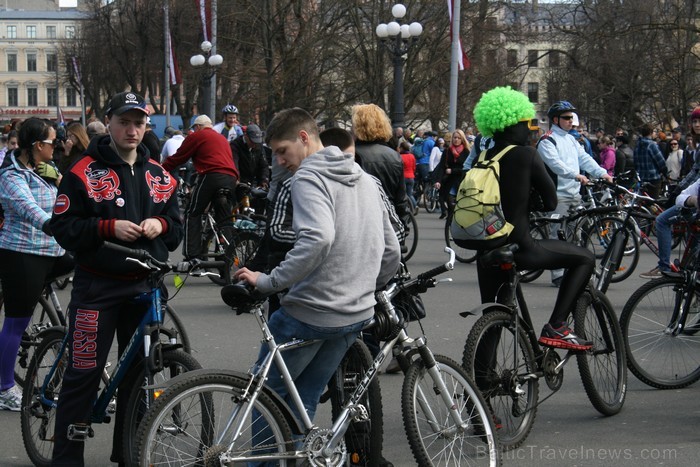 Rīgas velo nedēļas 2013 ietvaros velosipēdisti pie Brīvības pieminekļa pulcējās uz Rīga velo parādi - iepazīsti Pārdaugavu. 93167