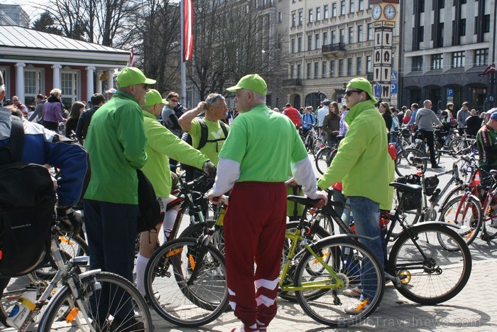 Rīgas velo nedēļas 2013 ietvaros velosipēdisti pie Brīvības pieminekļa pulcējās uz Rīga velo parādi - iepazīsti Pārdaugavu. 93168