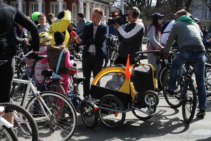 Rīgas velo nedēļas 2013 ietvaros velosipēdisti pie Brīvības pieminekļa pulcējās uz Rīga velo parādi - iepazīsti Pārdaugavu. 93172