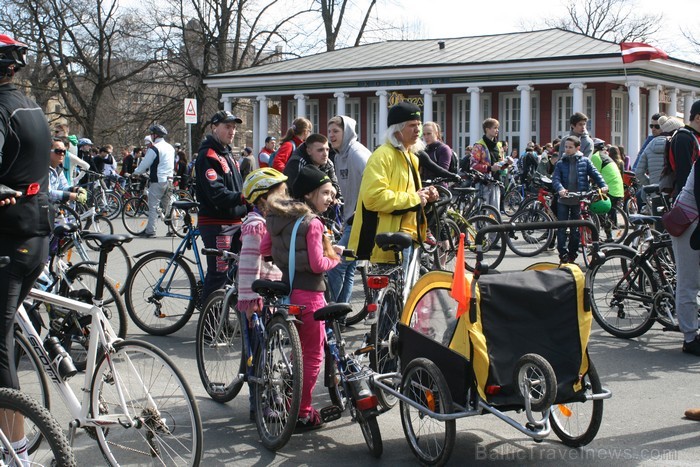 Rīgas velo nedēļas 2013 ietvaros velosipēdisti pie Brīvības pieminekļa pulcējās uz Rīga velo parādi - iepazīsti Pārdaugavu. 93173