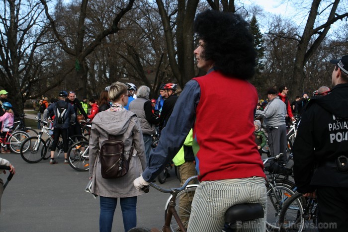 Rīgas velo nedēļas 2013 ietvaros velosipēdisti pie Brīvības pieminekļa pulcējās uz Rīga velo parādi - iepazīsti Pārdaugavu. 93174