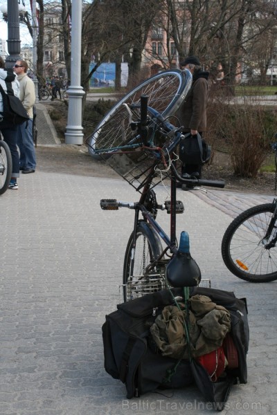 Rīgas velo nedēļas 2013 ietvaros velosipēdisti pie Brīvības pieminekļa pulcējās uz Rīga velo parādi - iepazīsti Pārdaugavu. 93175