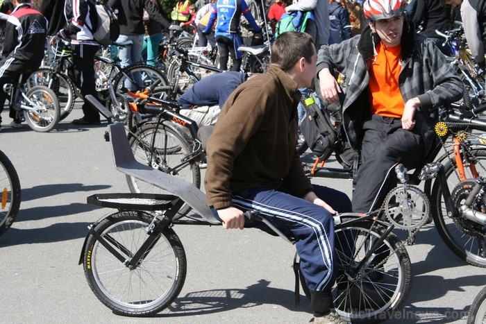 Rīgas velo nedēļas 2013 ietvaros velosipēdisti pie Brīvības pieminekļa pulcējās uz Rīga velo parādi - iepazīsti Pārdaugavu. 93178