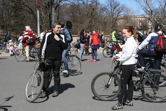 Rīgas velo nedēļas 2013 ietvaros velosipēdisti pie Brīvības pieminekļa pulcējās uz Rīga velo parādi - iepazīsti Pārdaugavu. 93179