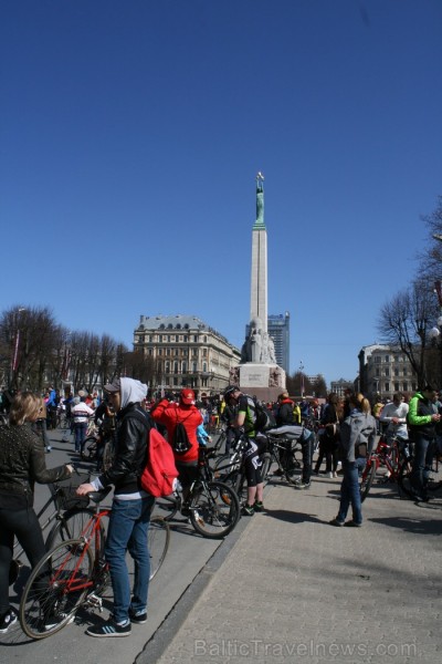 Rīgas velo nedēļas 2013 ietvaros velosipēdisti pie Brīvības pieminekļa pulcējās uz Rīga velo parādi - iepazīsti Pārdaugavu. 93180