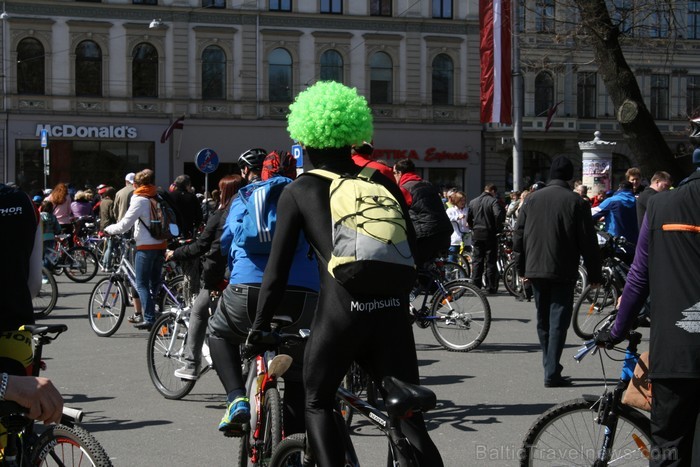 Rīgas velo nedēļas 2013 ietvaros velosipēdisti pie Brīvības pieminekļa pulcējās uz Rīga velo parādi - iepazīsti Pārdaugavu. 93182