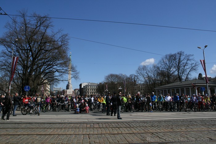 Rīgas velo nedēļas 2013 ietvaros velosipēdisti pie Brīvības pieminekļa pulcējās uz Rīga velo parādi - iepazīsti Pārdaugavu. 93183