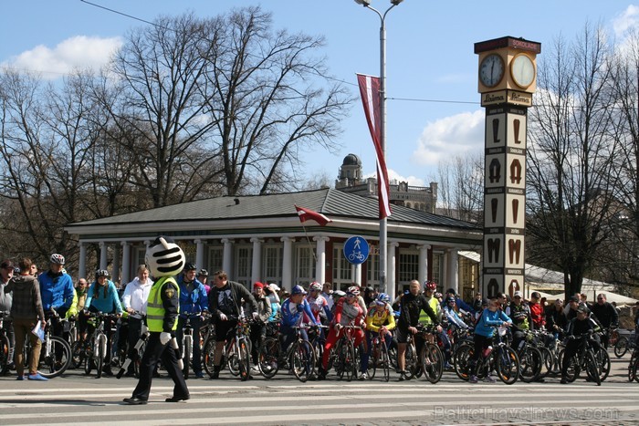 Rīgas velo nedēļas 2013 ietvaros velosipēdisti pie Brīvības pieminekļa pulcējās uz Rīga velo parādi - iepazīsti Pārdaugavu. 93184