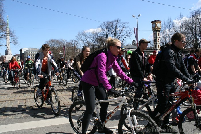 Rīgas velo nedēļas 2013 ietvaros velosipēdisti pie Brīvības pieminekļa pulcējās uz Rīga velo parādi - iepazīsti Pārdaugavu. 93186