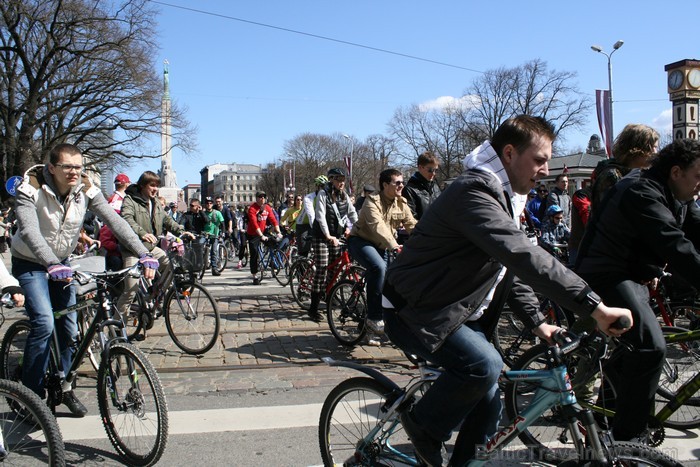 Rīgas velo nedēļas 2013 ietvaros velosipēdisti pie Brīvības pieminekļa pulcējās uz Rīga velo parādi - iepazīsti Pārdaugavu. 93187