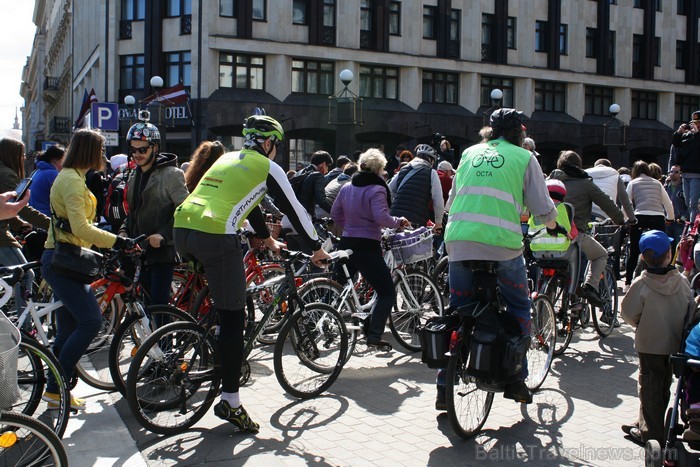 Rīgas velo nedēļas 2013 ietvaros velosipēdisti pie Brīvības pieminekļa pulcējās uz Rīga velo parādi - iepazīsti Pārdaugavu. 93188