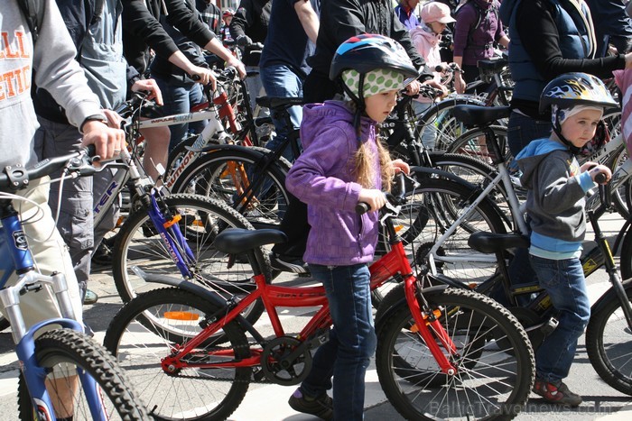 Rīgas velo nedēļas 2013 ietvaros velosipēdisti pie Brīvības pieminekļa pulcējās uz Rīga velo parādi - iepazīsti Pārdaugavu. 93189