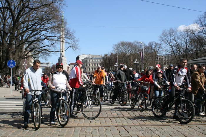 Rīgas velo nedēļas 2013 ietvaros velosipēdisti pie Brīvības pieminekļa pulcējās uz Rīga velo parādi - iepazīsti Pārdaugavu. 93191