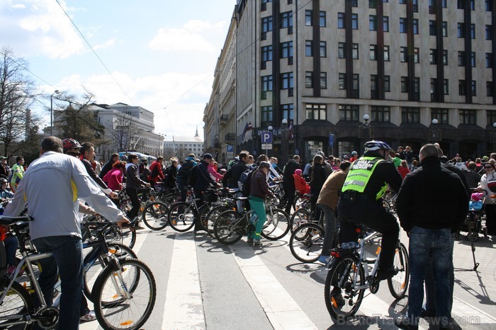 Rīgas velo nedēļas 2013 ietvaros velosipēdisti pie Brīvības pieminekļa pulcējās uz Rīga velo parādi - iepazīsti Pārdaugavu. 93192