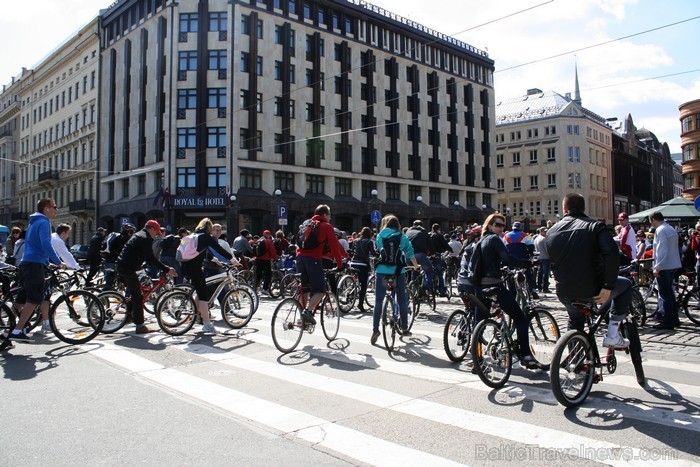 Rīgas velo nedēļas 2013 ietvaros velosipēdisti pie Brīvības pieminekļa pulcējās uz Rīga velo parādi - iepazīsti Pārdaugavu. 93193