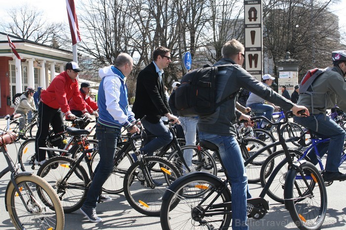 Rīgas velo nedēļas 2013 ietvaros velosipēdisti pie Brīvības pieminekļa pulcējās uz Rīga velo parādi - iepazīsti Pārdaugavu. 93194